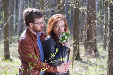 Genç çift wih çiçekler