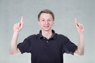 Parmak ile genç adam