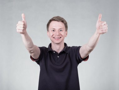Ok işareti ile genç adam