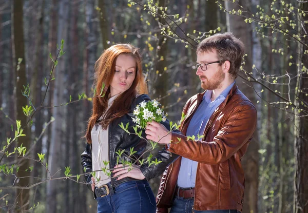 Jovem casal wih flores — Fotografia de Stock