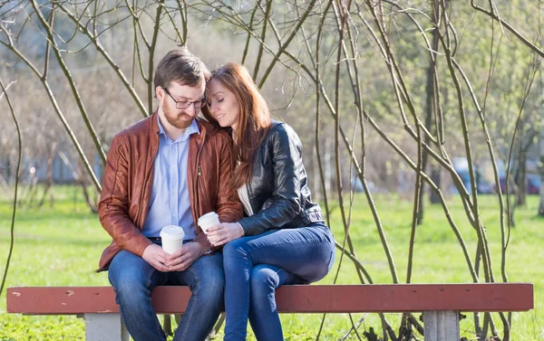 Jovem casal no banco — Fotografia de Stock