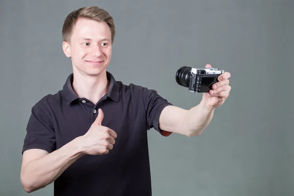 Young guy taking selfie — Stock Photo, Image