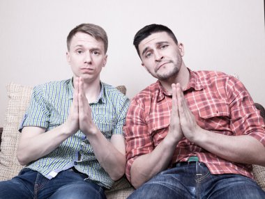 İki adam komik hareketleriyle