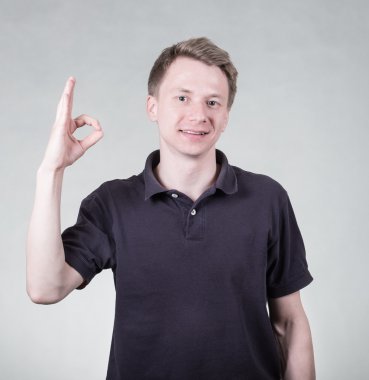 Ok işareti ile genç adam