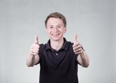 Ok işareti ile genç adam