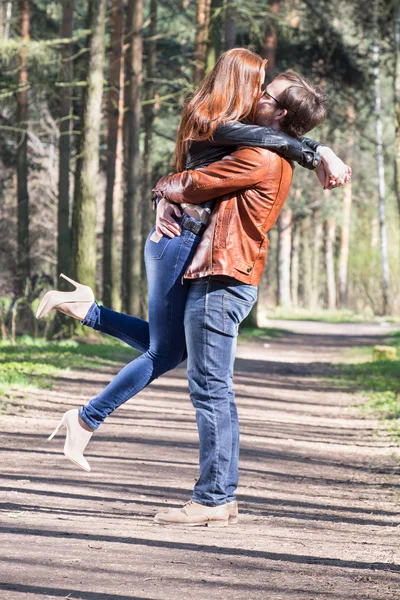 Jovem casal no parque — Fotografia de Stock