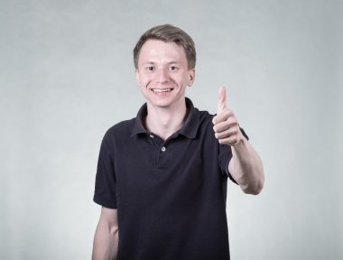 Ok işareti ile genç adam