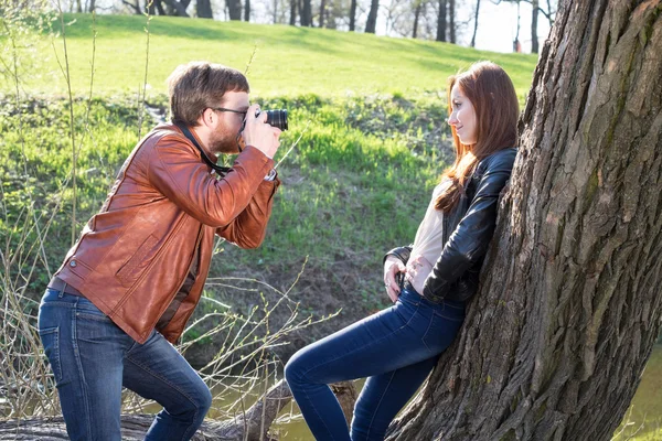 Homem fotografia menina — Fotografia de Stock