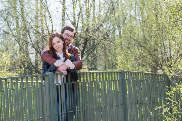 Jovem casal na ponte — Fotografia de Stock