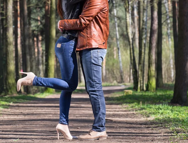 Jong stel in park — Stockfoto