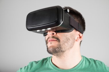 Sanal gerçeklik gözlük kullanan adam