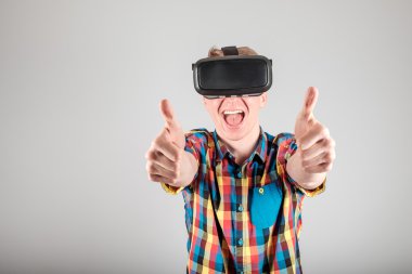 Sanal gerçeklik gözlük kullanan adam