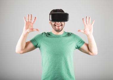 Sanal gerçeklik gözlük kullanan adam