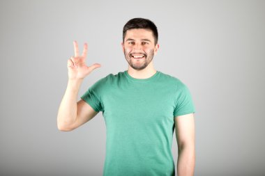 Adam gösteren numarasına göre parmak