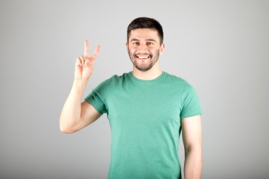 Adam gösteren numarasına göre parmak
