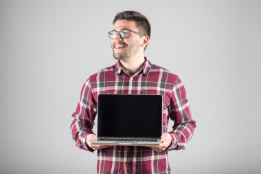 Adam ekraan gösterilen dizüstü bilgisayar ile