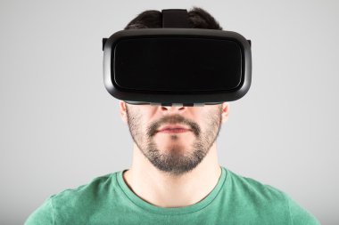 Sanal gerçeklik gözlük kullanan adam