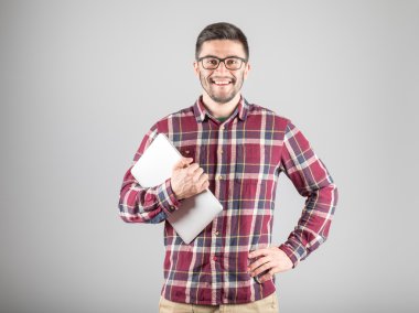 Sakallı adam dizüstü holding