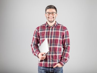 Sakallı adam dizüstü holding