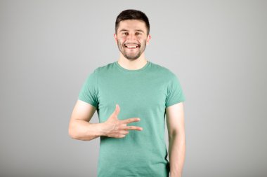 Adam gösteren numarasına göre parmak