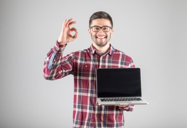 Adam Ok işaret gösteren dizüstü bilgisayar ile