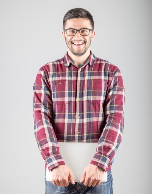 Sakallı adam dizüstü holding