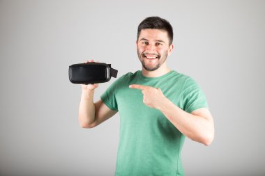 Sanal gerçeklik gözlük kullanan adam