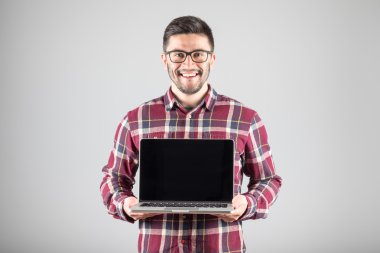Adam ekraan gösterilen dizüstü bilgisayar ile
