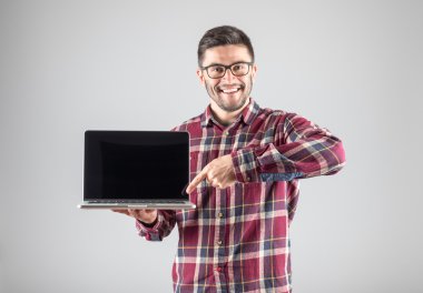 Dizüstü bilgisayarda işaret eden adam