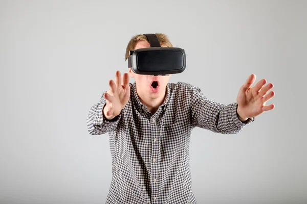 Sanal gerçeklik gözlük kullanan adam