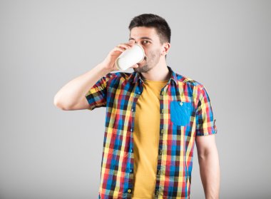 Yakışıklı adam kahve içiyor.