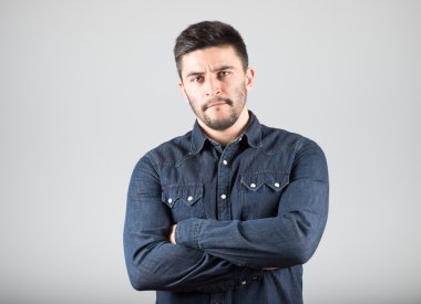 çapraz kolları olan sakallı adam