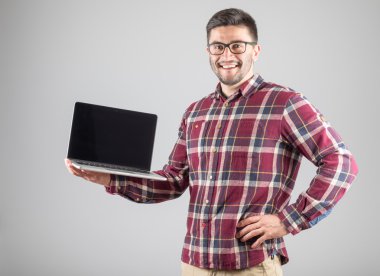 Adam ekraan gösterilen dizüstü bilgisayar ile