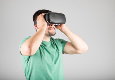 Sanal gerçeklik gözlük kullanan adam