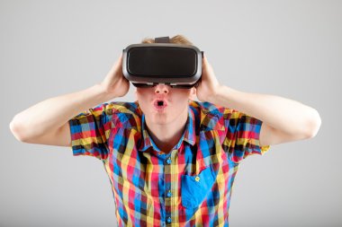 Sanal gerçeklik gözlük kullanan adam