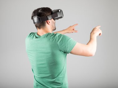 Sanal gerçeklik gözlük kullanan adam