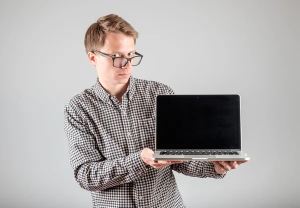 Hombre presentando algo en la pantalla del portátil en blanco — Foto de Stock