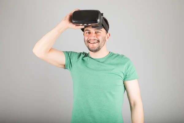 Homme utilisant des lunettes de réalité virtuelle — Photo