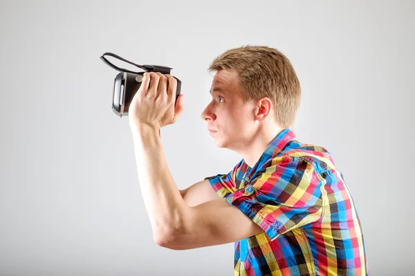 Man using virtual reality glasses — Stock Photo, Image