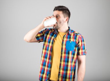 Yakışıklı adam kahve içiyor.