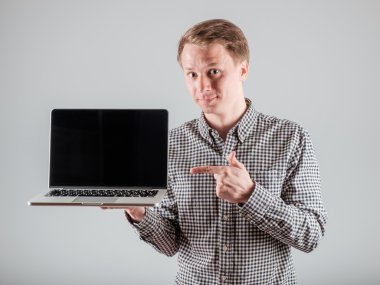 Adam bir şey boş dizüstü bilgisayar ekranında sunulması