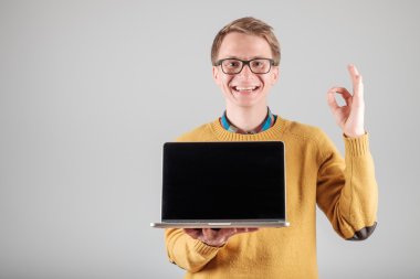 Adam bir şey boş dizüstü bilgisayar ekranında sunulması