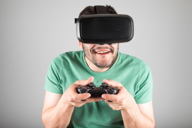 Sanal gerçeklik gözlük kullanan adam