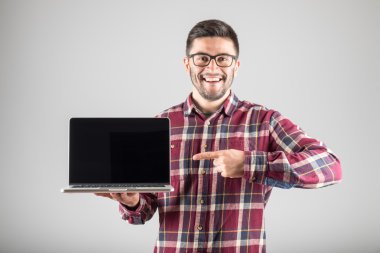 Dizüstü bilgisayarda işaret eden adam