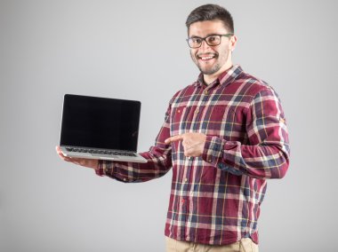 Dizüstü bilgisayarda işaret eden adam