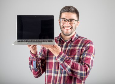 Adam ekraan gösterilen dizüstü bilgisayar ile