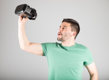 Sanal gerçeklik gözlük kullanan adam