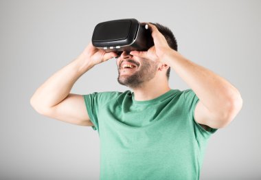Sanal gerçeklik gözlük kullanan adam