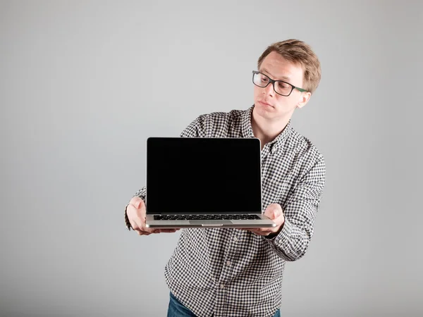 Hombre presentando algo en la pantalla del portátil en blanco — Foto de Stock