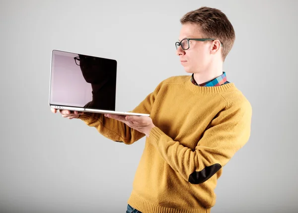 Hombre presentando algo en la pantalla del portátil en blanco — Foto de Stock